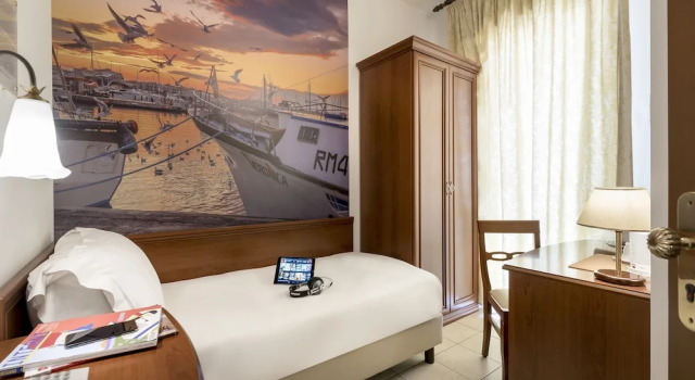 Одноместный номер с балконом Отель Sovrana Hotel & SPA
