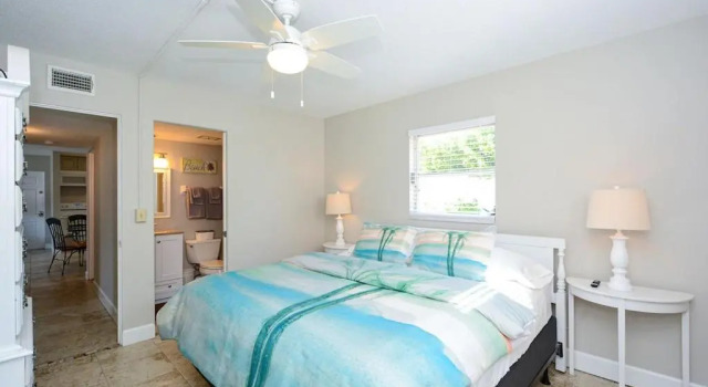 Canal 309 - Right in Siesta Key Village!, Забронировать Отель Отели Сиеста-Ки с парковкой, Парковка