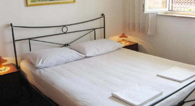 Apartments Mirja - 50m from the sea, Book Lejlighed Hoteller i Split Region med parkering, Parkering