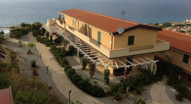 Apartment in Tropea With Sea Views & Pool, Varaa Huoneisto Tropea Calabria