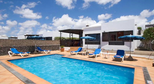 3 bedroom Villa Venus Jupiter and Neptune with private heated pool, Забронировать Вилла Коттеджи Пуэрто-дель-Кармен, рядом с Казино Gran Casino de Lanzarote, Коттедж