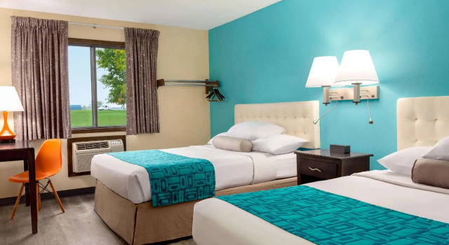 Четырёхместный номер Standard Howard Johnson by Wyndham Waterloo/Cedar Falls