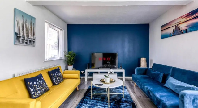 Коттедж Contemporary 4 Bedroom Detached House With Parking and City Links