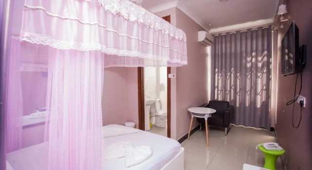 B10 Airport Lodge