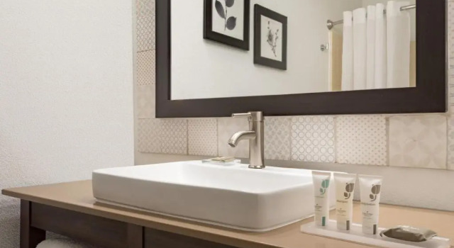 Четырёхместный номер Standard Country Inn & Suites by Radisson, Pella, IA