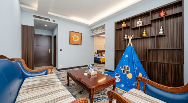 Люкс Deluxe Silk Road Light Hotel (Wuwei Pedestrian Street Railway Station)