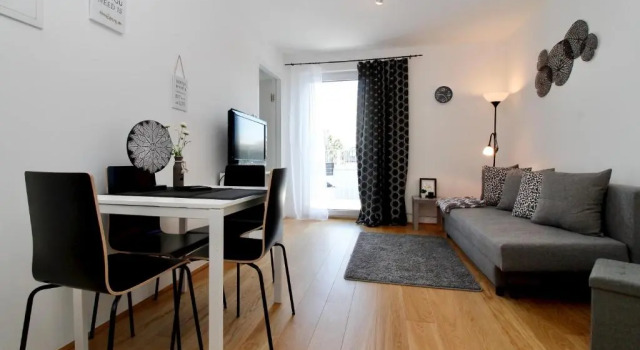 Modern Balcony Apartment with Pool close to Lake in "Donaustadt", Rezerwuj Apartament Hotele w 22. Donaustadt z basenem, Basen