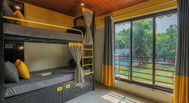 Кровать в общем номере с видом на бассейн The Hosteller Lonavala, City Centre