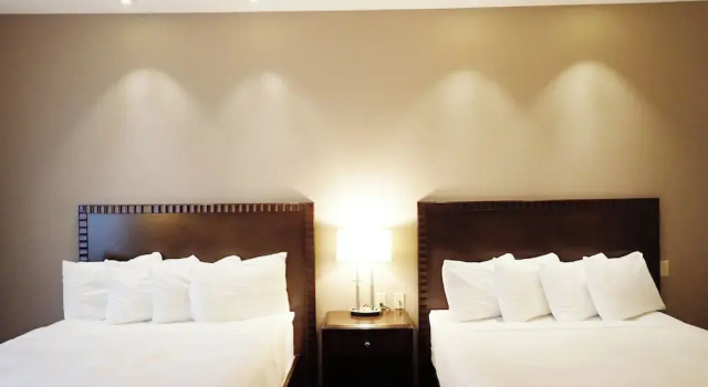Четырёхместный номер Standard Days Inn & Suites by Wyndham Fort Saskatchewan