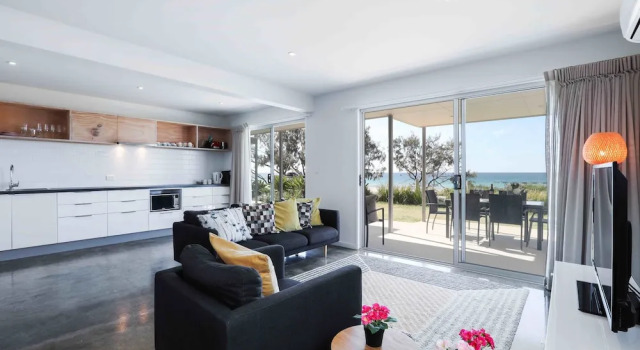 Апартаменты Deluxe с 3 комнатами с видом на океан Sandbox Luxury Beach Front Apartments