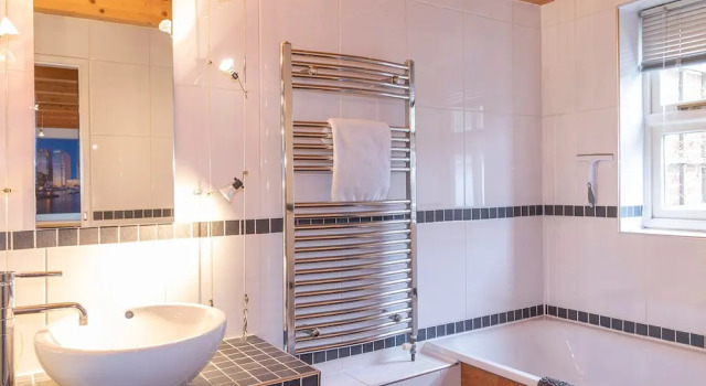 Коттедж Stylist Split Level 2 Bed With Parking