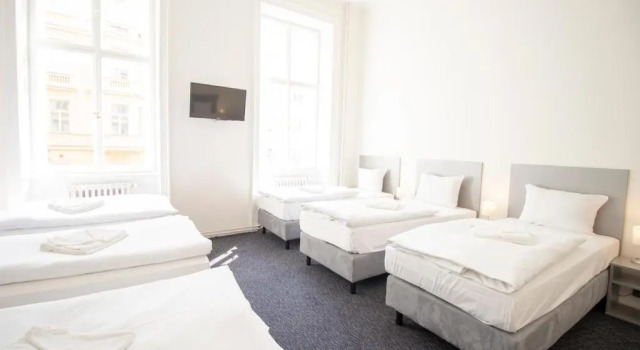 Кровать в общем номере Narodni Stay