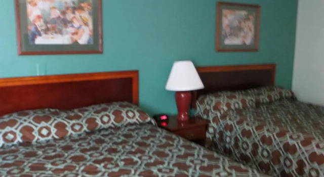 Четырёхместный номер Standard River Hill Inn & Suites
