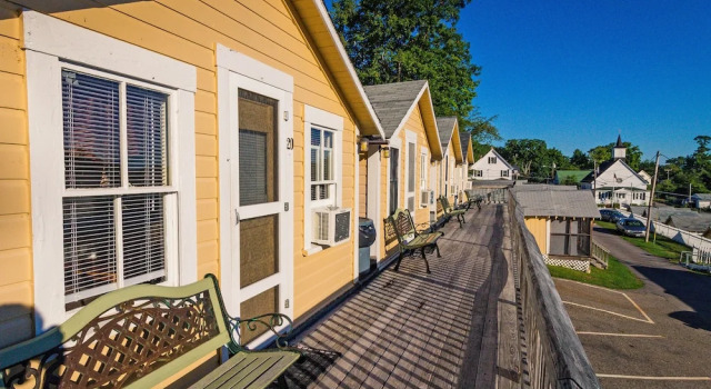Коттедж с 2 комнатами Half Moon Motel & Cottages