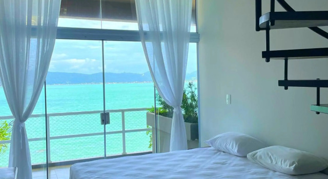 Linda casa pé na areia para até 16 pessoas, Забронировать Отель Бомбиньяс Санта-Катарина, рядом с Пляж Таинья