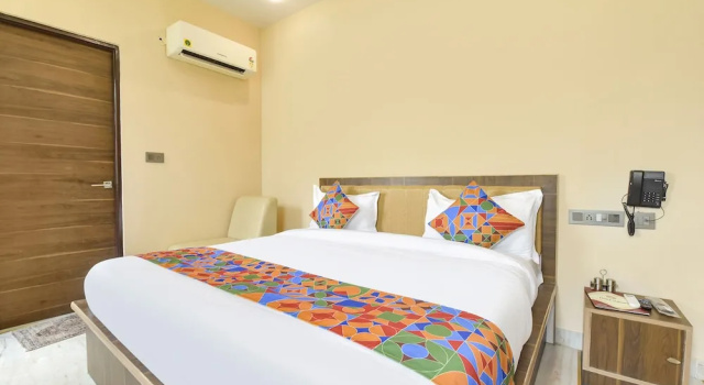 Номер Deluxe FabHotel Pearl Square