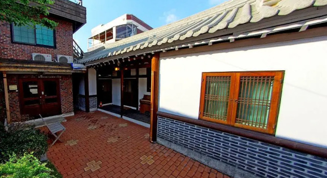 Jeonju Namugeuneul and Geunsoonae Chogajip, Забронировать Отель Чонджу Чолла-Пукто, рядом с Корейский традиционный культурный центр