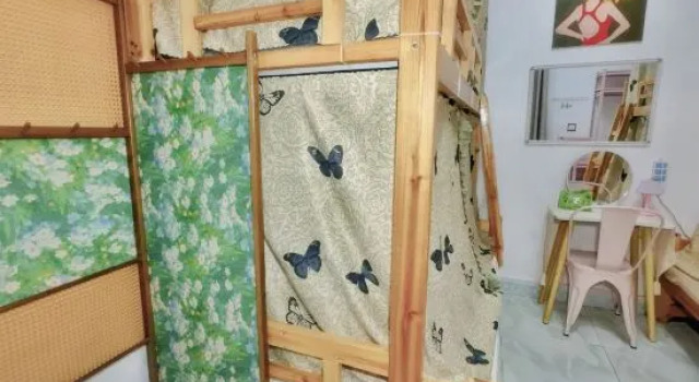 Łóżko w pokoju wieloosobowym (pokoju wieloosobowym żeńskim) z widokiem na dziedziniec Walking Flowers Inn