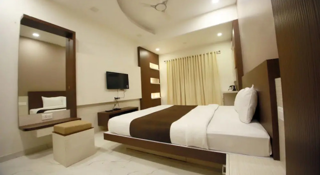 Кровать в общем номере Hotel Madhuri Executive