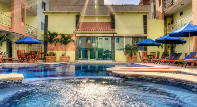 Кровать в общем номере Quality Inn Mazatlan