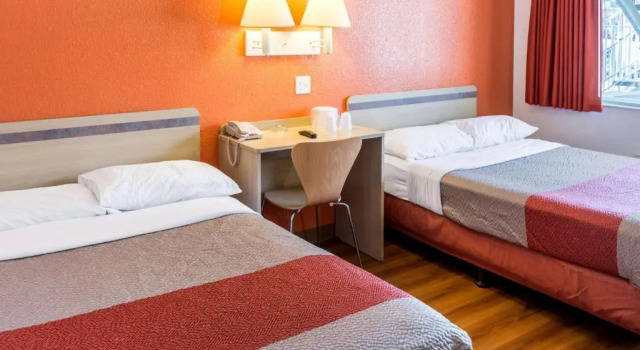Четырёхместный номер Standard Motel 6 Bakersfield, CA - Convention Center