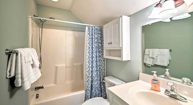 Коттедж 1 Mi to Beach + Hot Tub: Murrells Inlet Retreat!