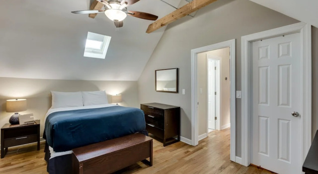 Bright & Lofty Bucktown 1BR by AllSet Turnover, Забронировать Отель Чикаго Большой Чикаго, рядом с Калифорния