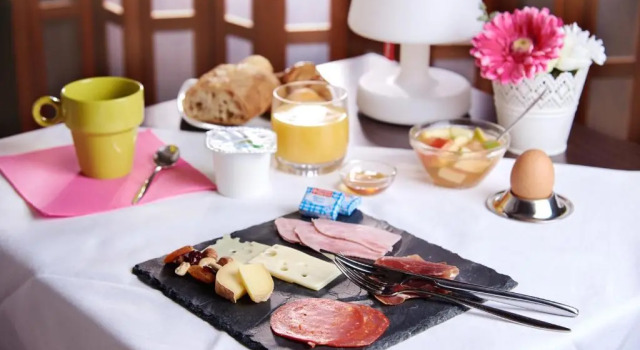 Четырёхместный номер Standard Logis Hotels Grand Hotel dOrléans et Restaurant Le Goulu