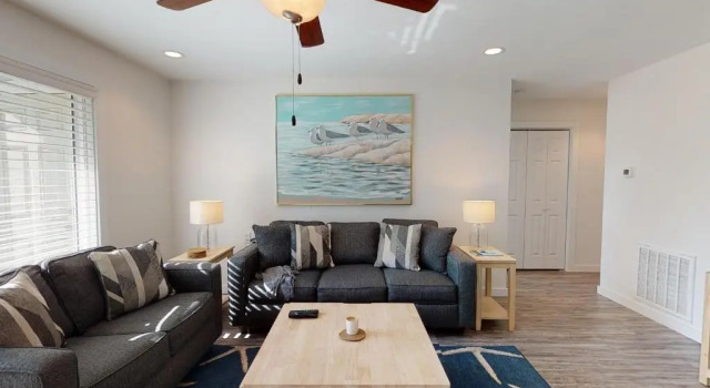AH-H130 Newly Remodeled Ground Floor Condo, Close to PoolHot Tub