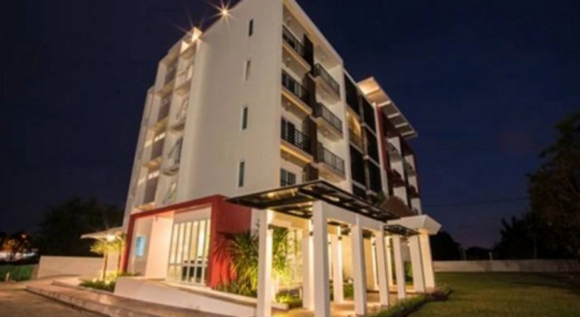 Кровать в общем номере Napatra Hotel