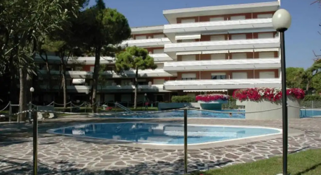 Coastal Flat With Shared Pool, Book Feriehus Hoteller i Friuli Venezia Giulia med parkering, Parkering