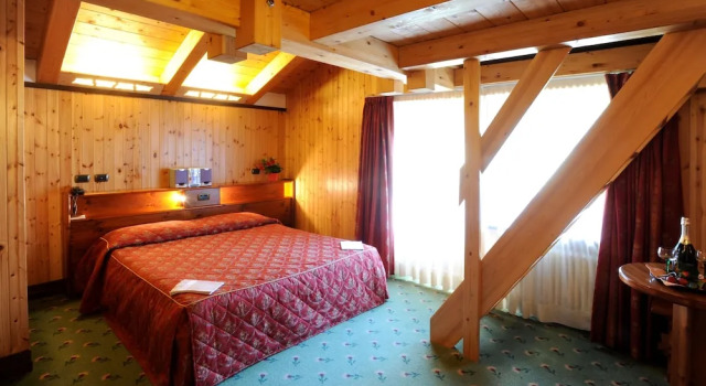 Трёхместный номер Standard с балконом и с видом на горы Hotel Bouton DOr - Cogne