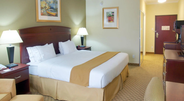 Номер Standard Holiday Inn Express Hotel & Suites Winnie by IHG