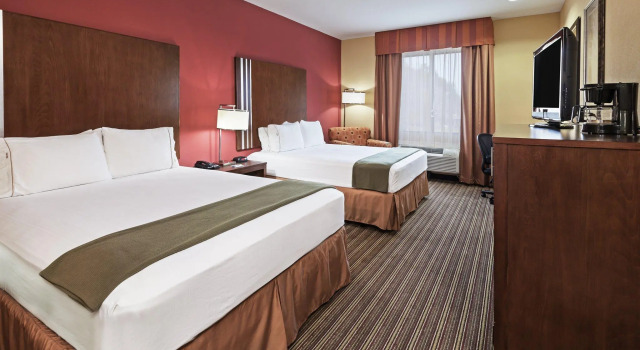 Четырёхместный номер Standard Holiday Inn Express & Suites Cleveland by IHG