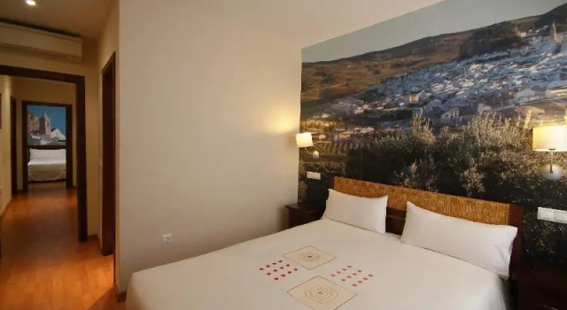 Кровать в общем номере с балконом Apartamentos Ardales