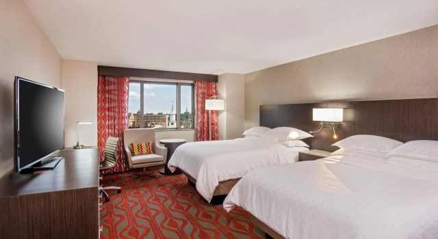 Четырёхместный клубный номер Standard Sheraton Springfield Monarch Place Hotel