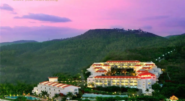 Двухместный люкс с видом на бассейн GuestHouse International Hotel Sanya