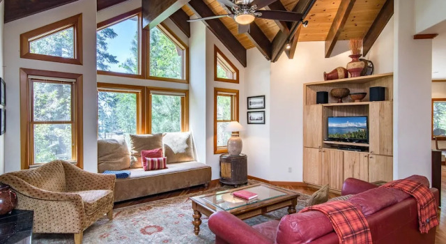 Cabin-esque Tahoe 4 Bedroom Home