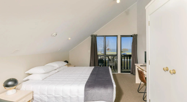 Апартаменты Deluxe Le Chalet Suisse Motel Taupo