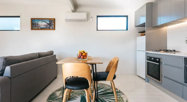 Коттедж c 1 комнатой Guest House on Queens