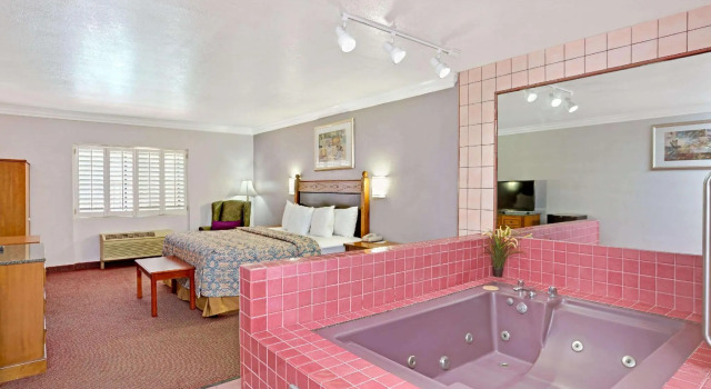 Двухместный люкс Days Inn by Wyndham West Covina