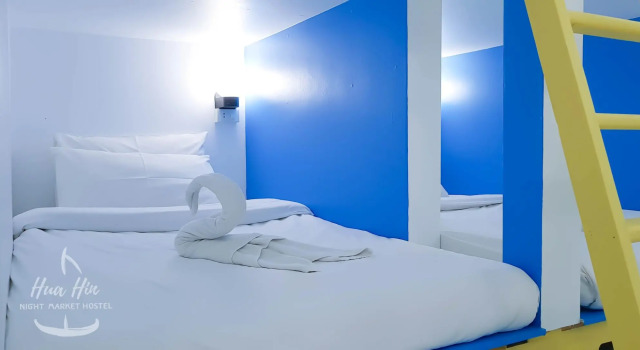 Кровать в общем номере HuaHin Night Market Hostel