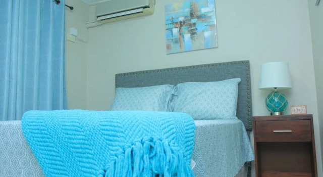 Kingston Guest Apt at Oakland, Book Pension Hoteller i Kingston med parkering, Parkering