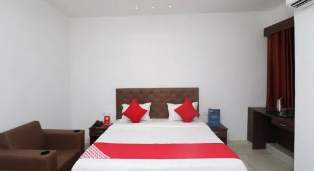OYO 27922 SS Palace