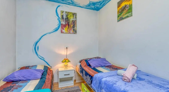 Holiday House Mir, Rezerwuj Hotel Hotele w Pilkovici z parkingiem, Parking