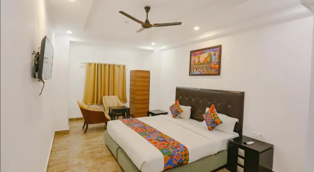 Номер Deluxe FabHotel Taj Residency