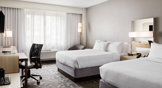 Четырёхместный номер Standard Courtyard by Marriott Milwaukee Downtown