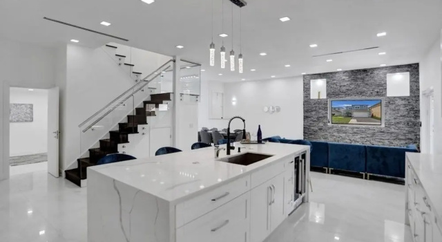 Вилла с 4 комнатами 4 Br Designer Home Next To Shul And Community Pool 4 Bedroom Villa