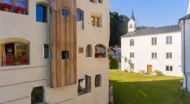 Turm zu Schloss Schedling, Varaa Hotelli Trostberg Traunstein