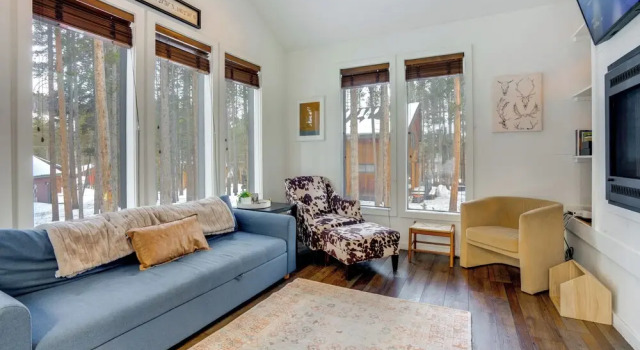 Near Trails & Breweries: Cabin w/ Hot Tub in Breck, Rezerwuj Dom wakacyjny Hotele w Vail Ski z parkingiem, Parking